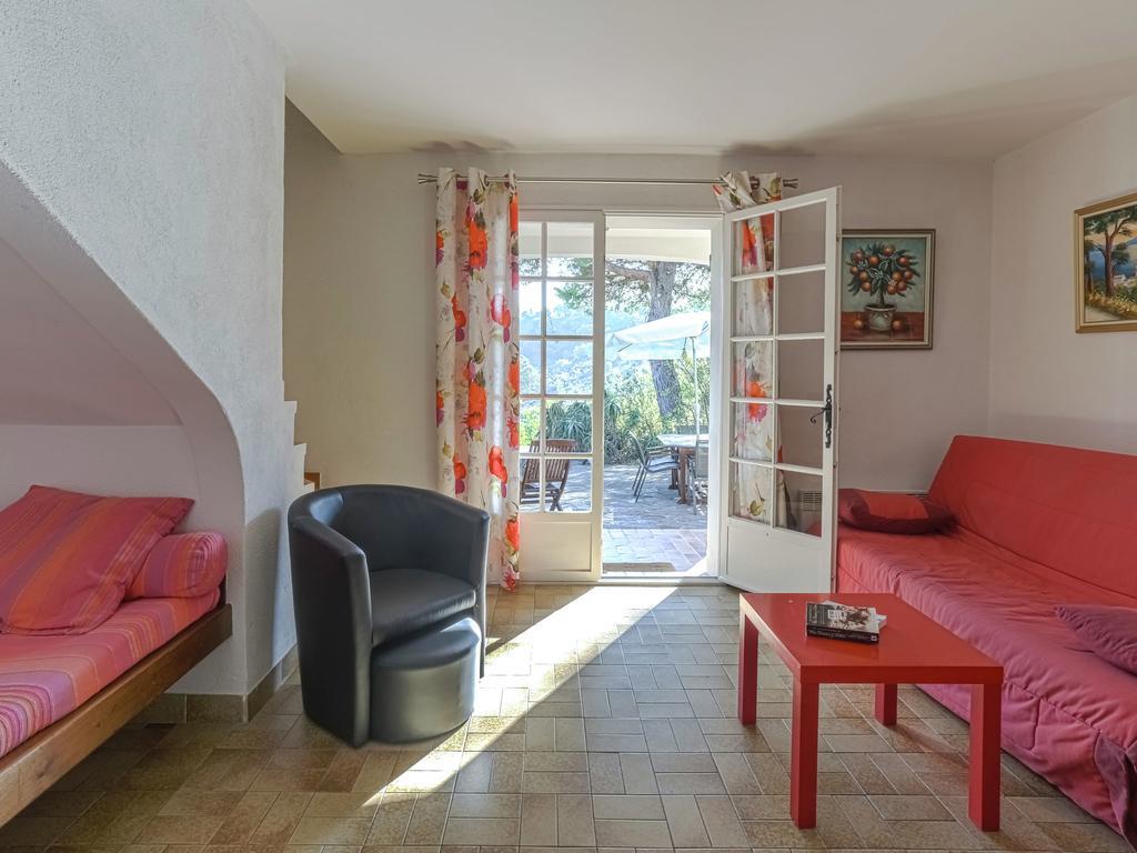Snug Holiday Home In Bormes Les Mimosas With Pool Экстерьер фото